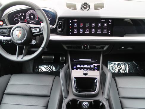 Certified 2025 Porsche Cayenne AWD/4WD image 16