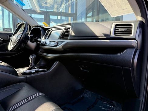 Used 2018 Toyota Highlander SE AWD/4WD image 18