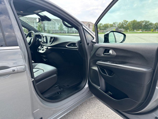 Used 2025 Chrysler Pacifica Select FWD image 29