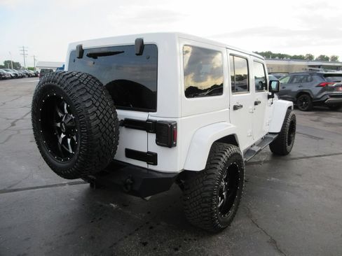 Used 2014 Jeep Wrangler Unlimited Sahara w/ Connectivity Group AWD/4WD image 4