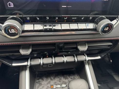 Used 2024 Chevrolet Colorado Z71 w/ Z71 Convenience Package 2 AWD/4WD image 17