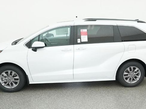 New 2026 Toyota Sienna XLE FWD image 7