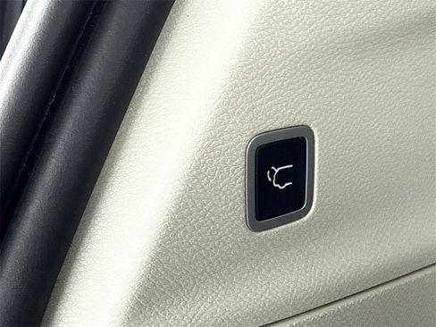 Used 2022 Chrysler Pacifica Touring-L w/ Uconnect Theater Family Group image 15