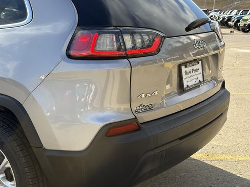 Used 2019 Jeep Cherokee Latitude w/ Cold Weather Group image 10