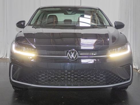Used 2025 Volkswagen Jetta SE FWD image 2