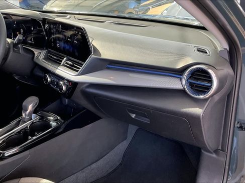 Certified 2025 Chevrolet Trax LT image 17