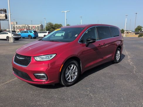 Used 2025 Chrysler Pacifica Select FWD image 3