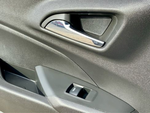 Used 2025 Chevrolet Trax RS image 42