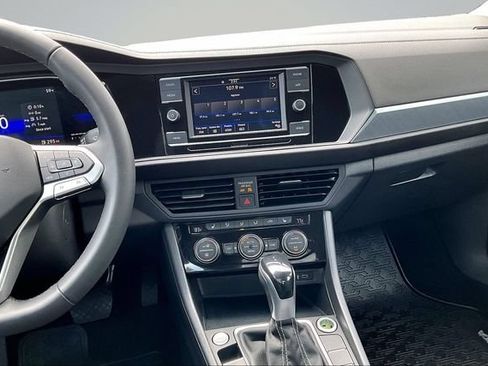 Used 2022 Volkswagen Jetta SE FWD image 9