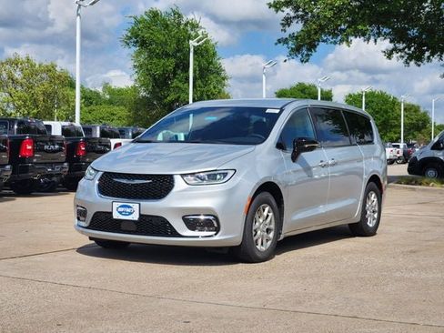 New 2026 Chrysler Pacifica Select image 2