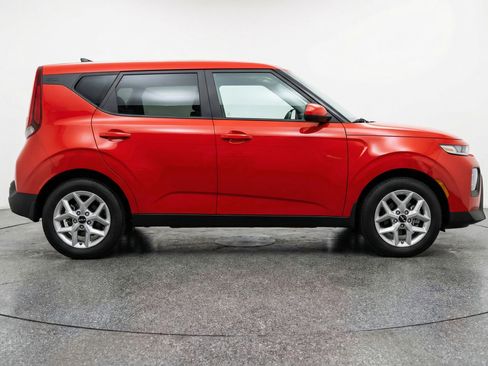 Used 2025 Kia Soul LX w/ LX Technology Package FWD image 11