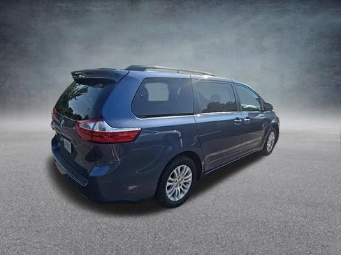 Used 2017 Toyota Sienna XLE Premium FWD image 5