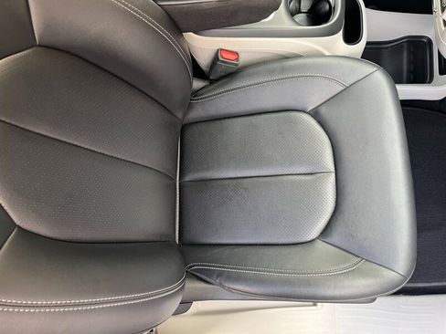 Used 2024 Chrysler Pacifica Touring-L FWD image 39