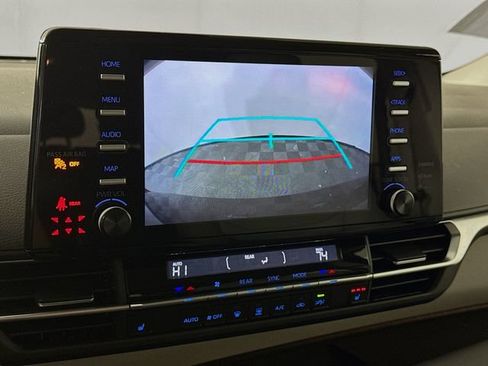 Used 2024 Toyota Sienna XLE FWD image 16