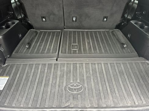 Used 2019 Toyota Highlander SE image 16