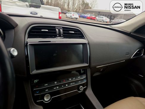 Used 2020 Jaguar F-PACE Prestige image 17