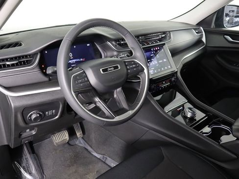 Used 2023 Jeep Grand Cherokee Laredo AWD/4WD image 25