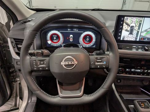 Used 2025 Nissan Rogue SL w/ Tech Package image 17