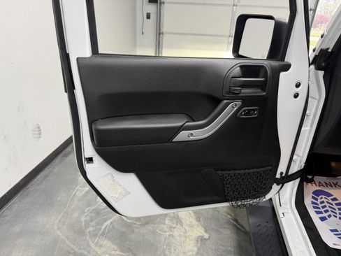 Used 2017 Jeep Wrangler Unlimited Sahara w/ Max Tow Package AWD/4WD image 10