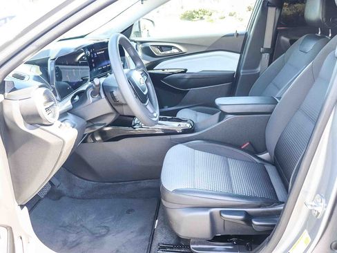 Used 2025 Chevrolet Trax LT FWD image 22