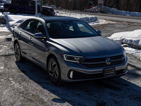 Used 2024 Volkswagen Jetta SEL image 3