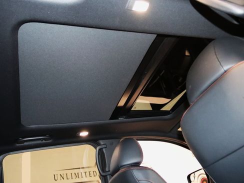 Used 2024 Nissan Titan PRO-4X w/ Pro-4x Convenience Package image 15