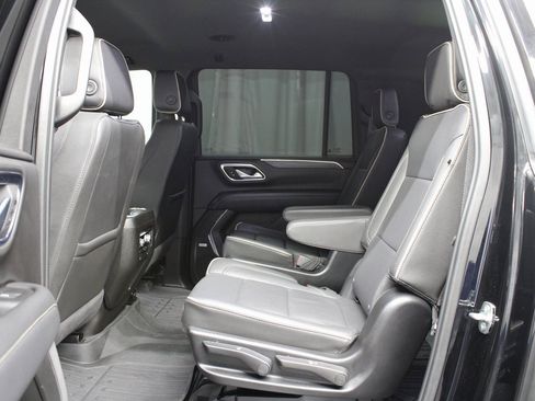 Used 2024 GMC Yukon XL SLT w/ SLT Luxury Package image 10