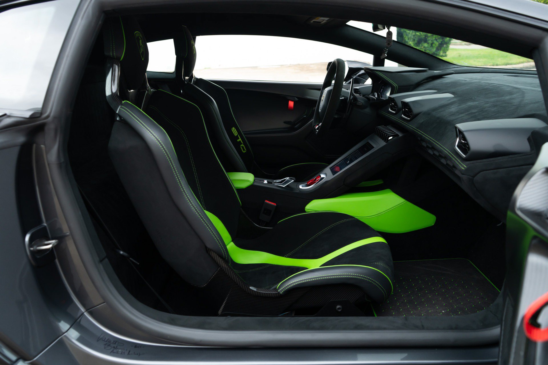 Used 2021 Lamborghini Huracan STO RWD image 19