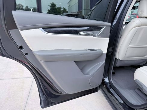 Used 2022 Cadillac XT6 Premium Luxury w/ Technology Package FWD image 14