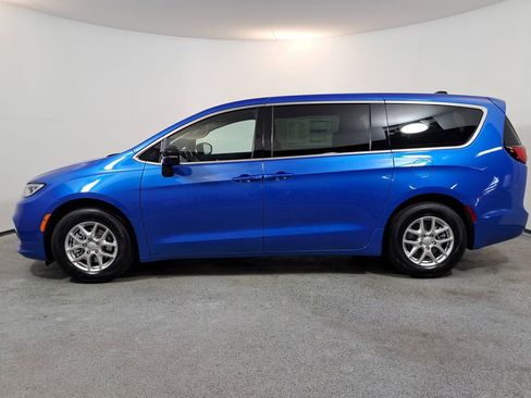 New 2026 Chrysler Pacifica Select image 4