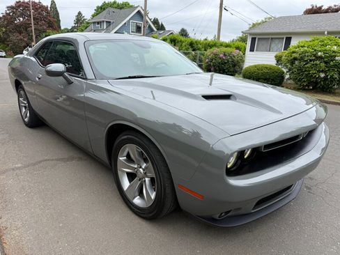 Used 2018 Dodge Challenger SXT RWD image 6