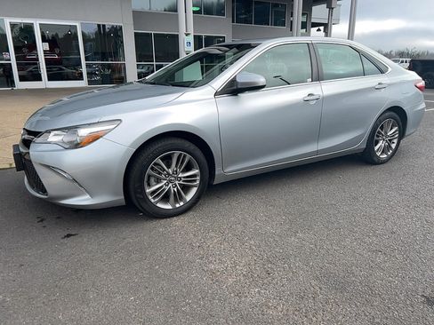 Used 2017 Toyota Camry SE image 1