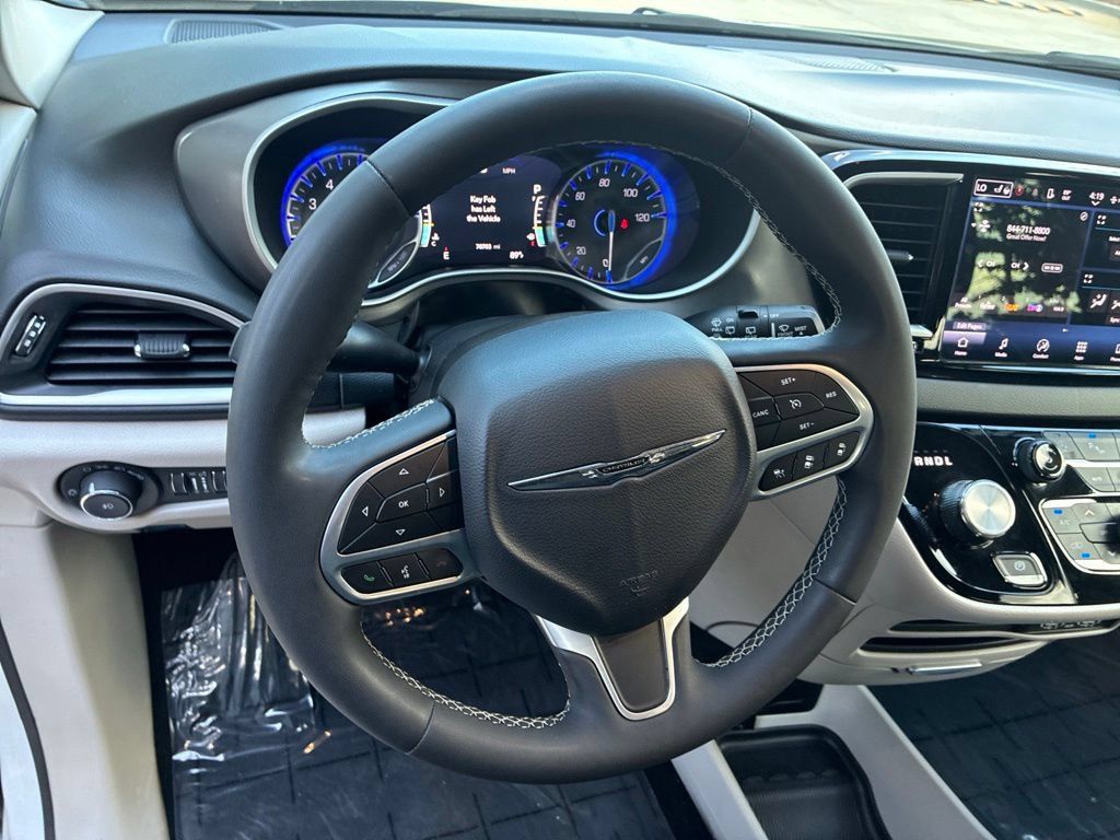 Used 2024 Chrysler Pacifica Touring-L FWD image 21