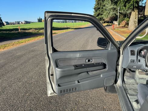Used 2002 Nissan Frontier XE image 21