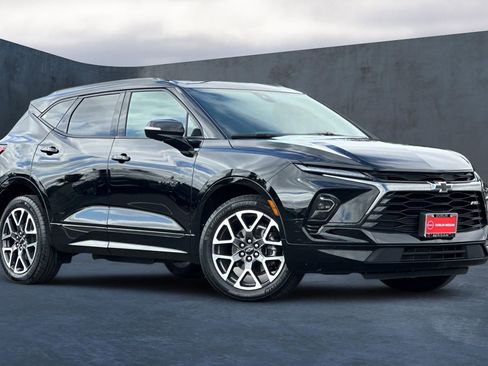 Used 2025 Chevrolet Blazer RS image 2