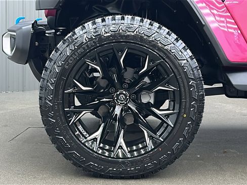 Used 2024 Jeep Wrangler Unlimited Sahara w/ Safety Group image 10