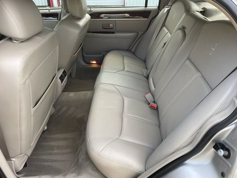 Used 2006 Lincoln Town Car Signature Limited image 13