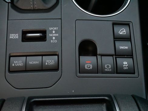Certified 2024 Toyota Highlander LE AWD/4WD image 28