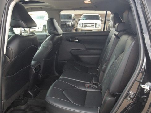 Used 2023 Toyota Highlander XLE AWD/4WD image 27