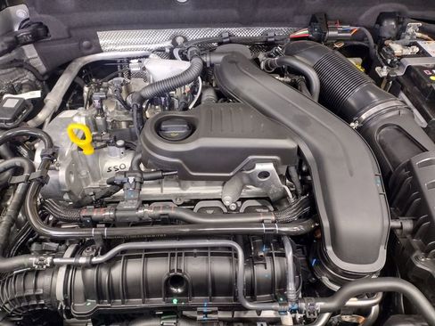 New 2025 Volkswagen Taos SE image 6