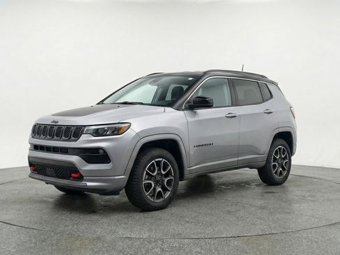 Used 2025 Jeep Compass Trailhawk image 3