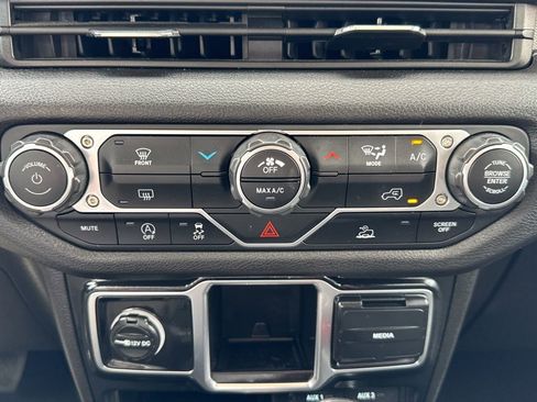 Used 2024 Jeep Gladiator Sport AWD/4WD image 13