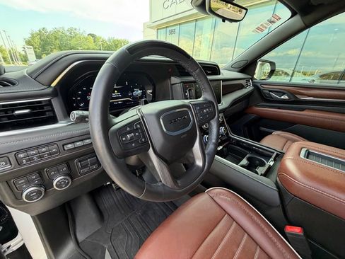 Used 2024 GMC Yukon Denali Ultimate AWD/4WD image 12