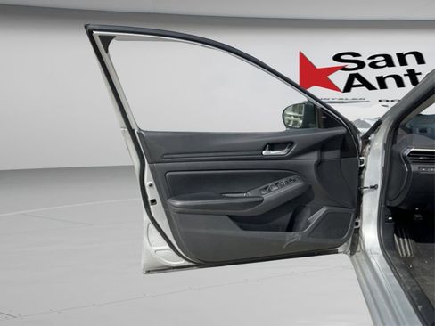 Used 2024 Nissan Altima 2.5 SV FWD image 11