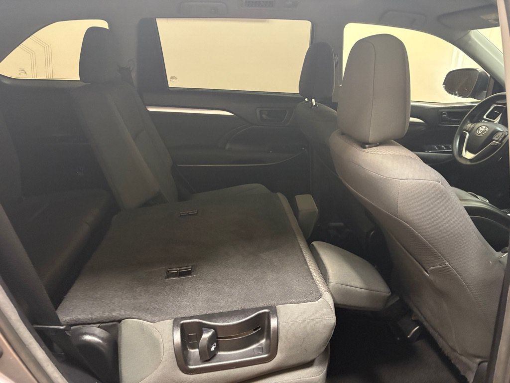 Used 2018 Toyota Highlander LE AWD/4WD image 19