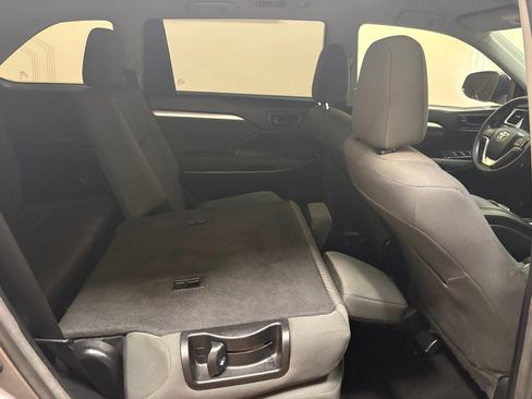Used 2018 Toyota Highlander LE AWD/4WD image 19