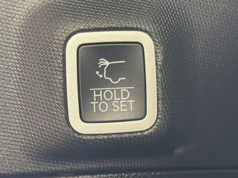 Used 2025 Jeep Grand Cherokee Limited w/ Black Appearance Package image 21