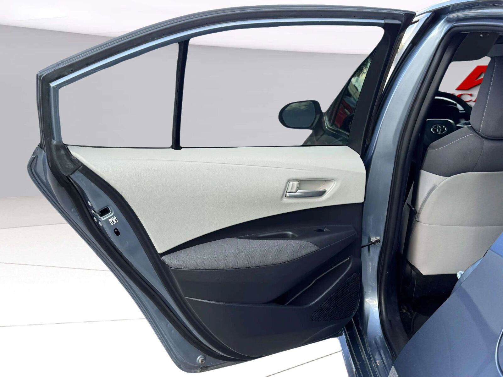 Used 2020 Toyota Corolla LE FWD image 30