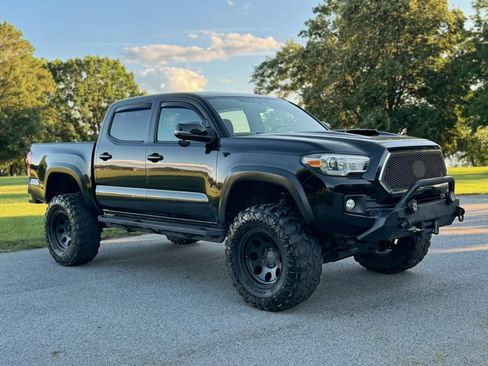 Used 2017 Toyota Tacoma TRD Off-Road w/ Tow Package (A/T) AWD/4WD image 3