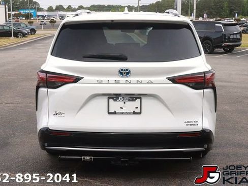 Used 2022 Toyota Sienna Limited FWD image 6
